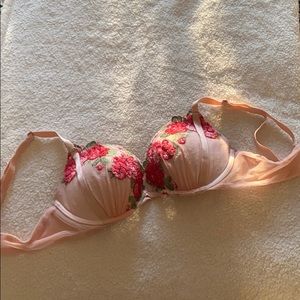 Beautiful rose detailed victoria secret bra 36B